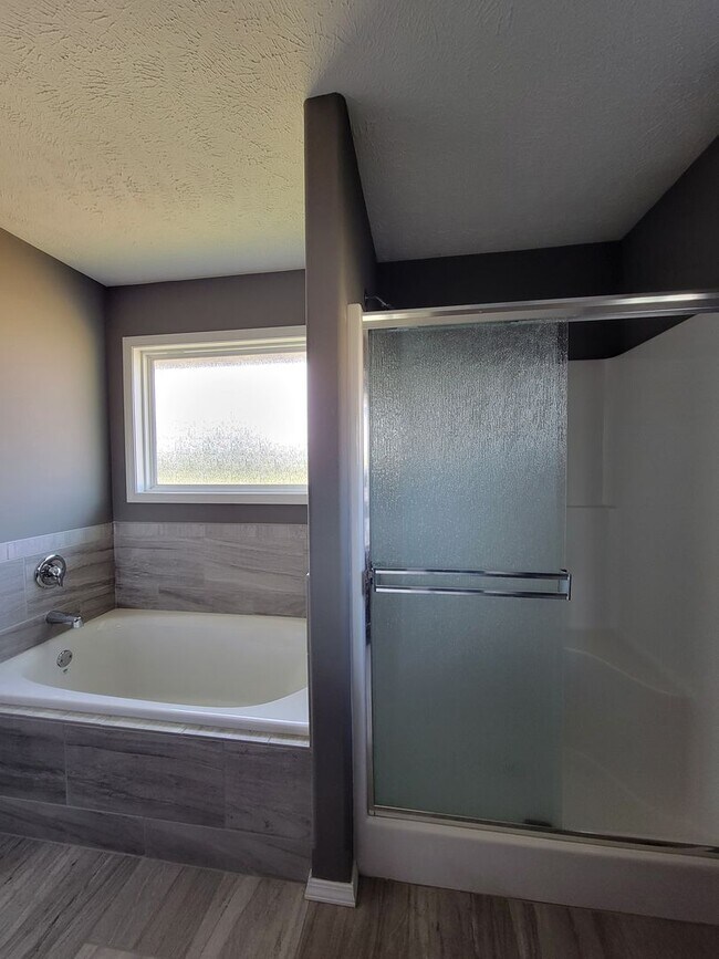 Building Photo - Beautiful & Spacious 3 Bedroom, 2 Bathroom...