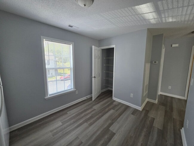 Building Photo - 2 Bedroom 1 Bath Upstairs Unit
