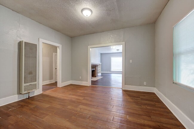 Building Photo - Large 2 bed / 1 bath house! 3 Minutes from I-235, and 10 Minutes from Bricktown!