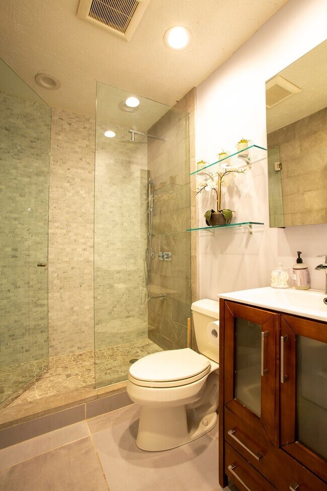 Building Photo - 5 Bedroom, 3 Bath house located in El Jebe...