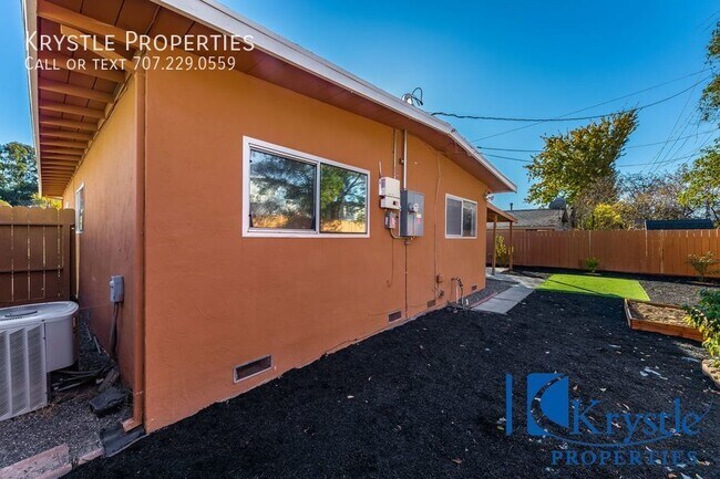 Building Photo - Beautifully updated home with solar panels...