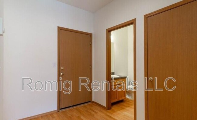 Building Photo - 8109 NE 36th Ct