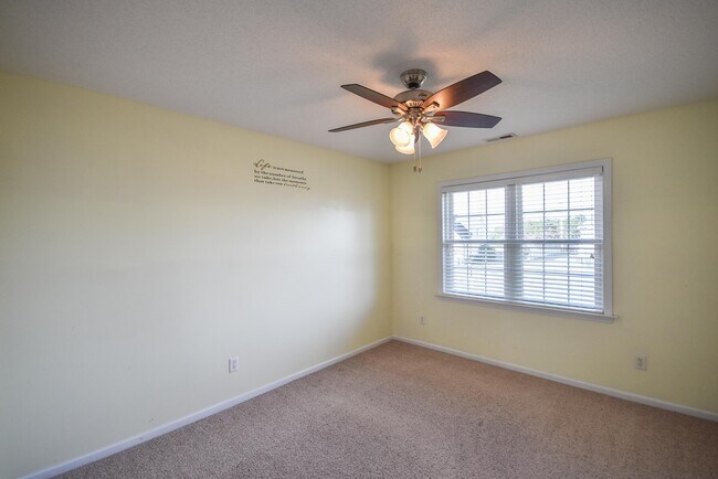 Building Photo - 144 Vail Ct