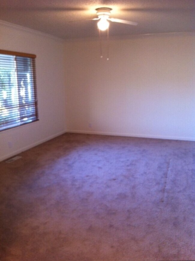Building Photo - 3202 Isadora Dr