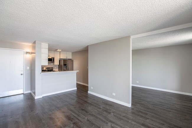 Building Photo - Modern 2-Bedroom Unit with Large Lanai – Prime Waikiki Location