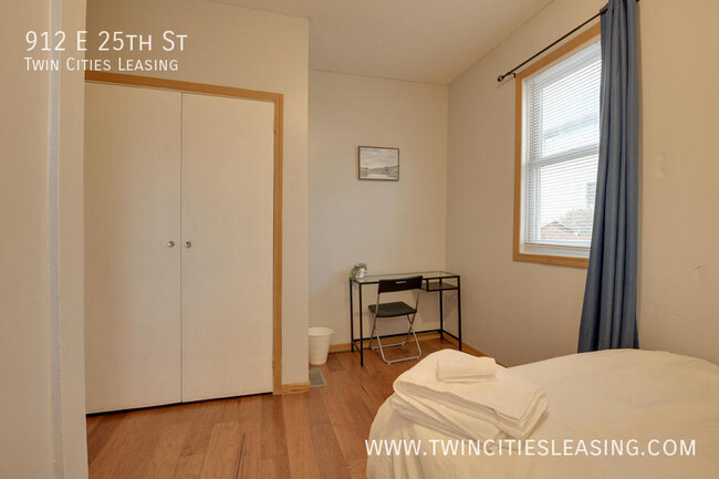 Building Photo - Updated 3 bed, 1 bath Apartment - With on-...