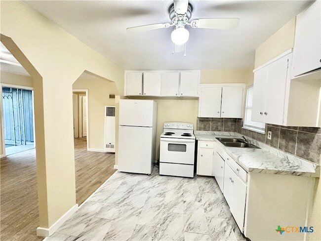 Building Photo - 104 E Fowler Ave