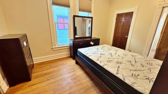 Building Photo - Historic Downtown 4 Bed 1.5 Bath Across from St Joes Hospital and Pres St Lukes.