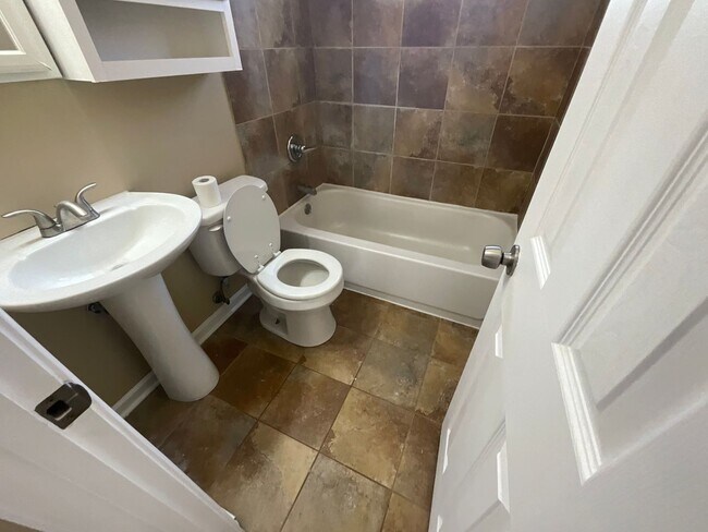 Building Photo - 2 Bedroom with move in special