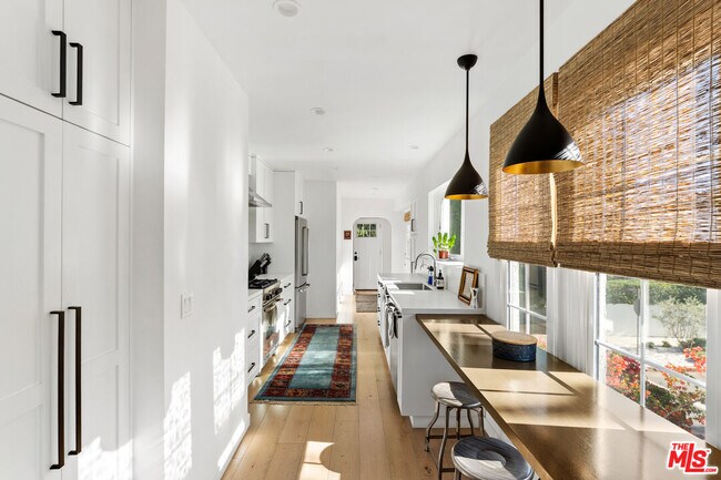 Building Photo - 502 N Sweetzer Ave