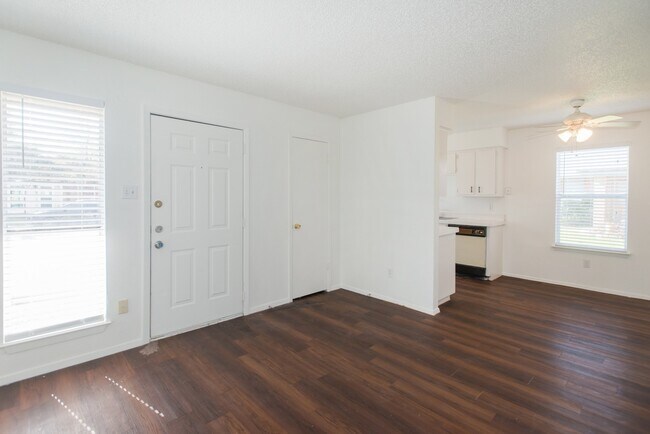 Building Photo - 6000 Tracy Lynn Ln