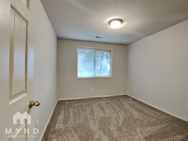 Building Photo - 11121 NE 92nd Cir