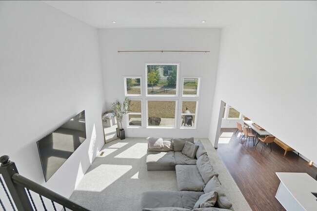 Building Photo - 6060 Lavender