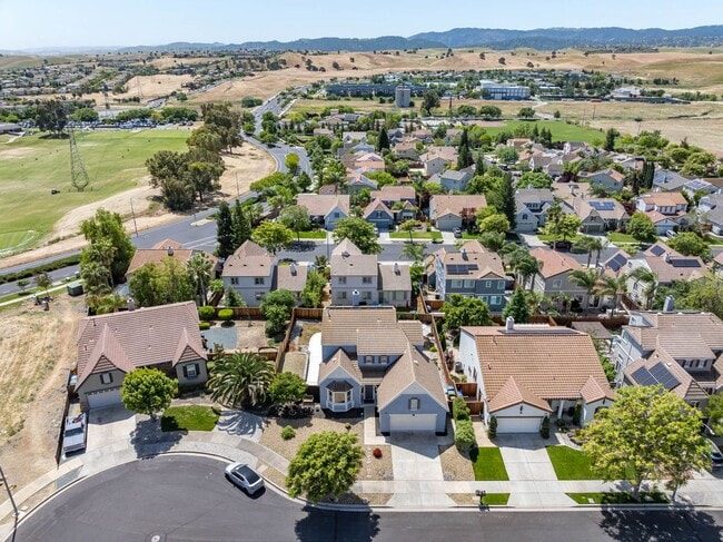 Building Photo - Gorgeous 4 Bedroom with SOLAR in Shadow Lakes!