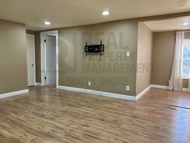 Building Photo - 2BR Duplex in Dyer - Designer Kitchen + Artisan Shower