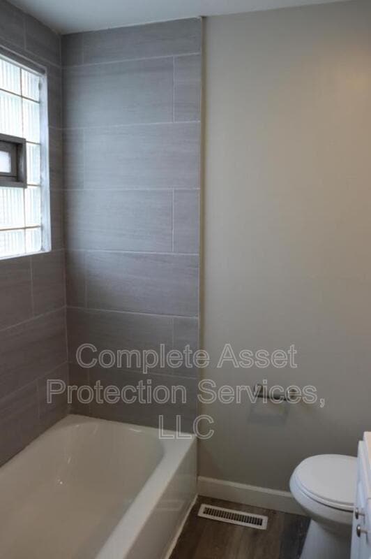 Building Photo - 808 W 11th St