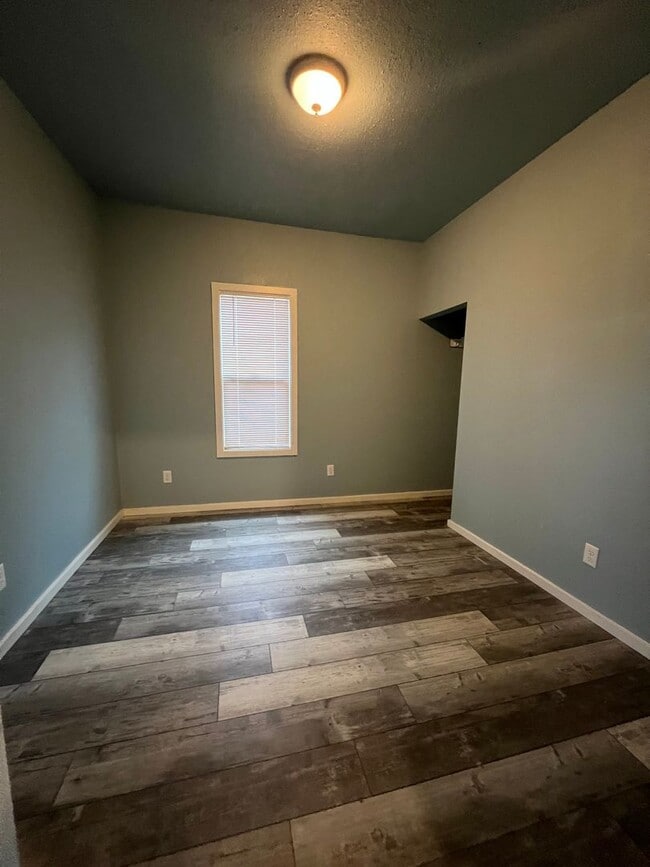 Building Photo - 2 Bedroom, 1 Bathroom Home - Located near Downtown