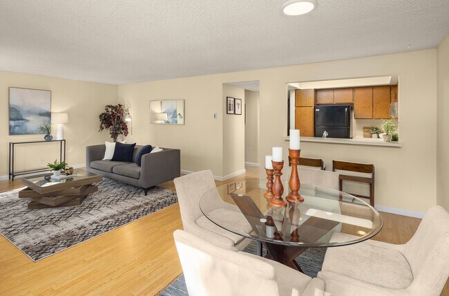 Building Photo - Spacious 2 bed, 1.25 bath, convenient loca...