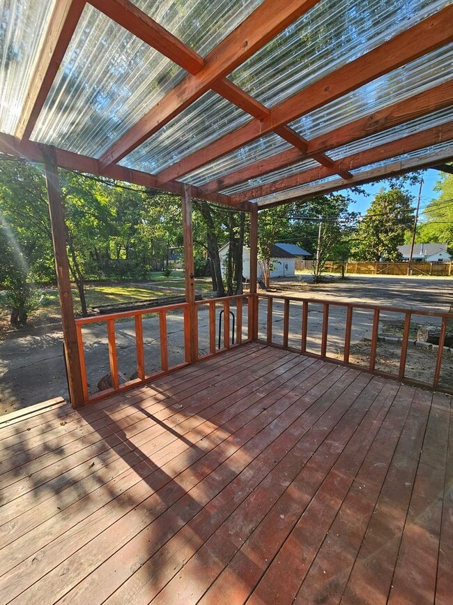 Building Photo - (4) Bed, (3) Bath with (2) Living Areas Avail NOW! Short-Term Lease Avail!