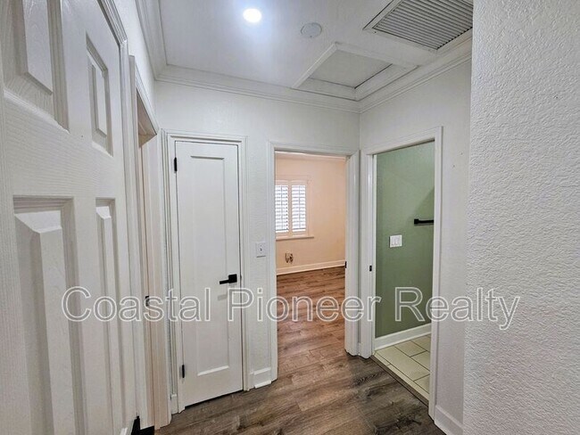 Building Photo - 3912 W Bay View Ave