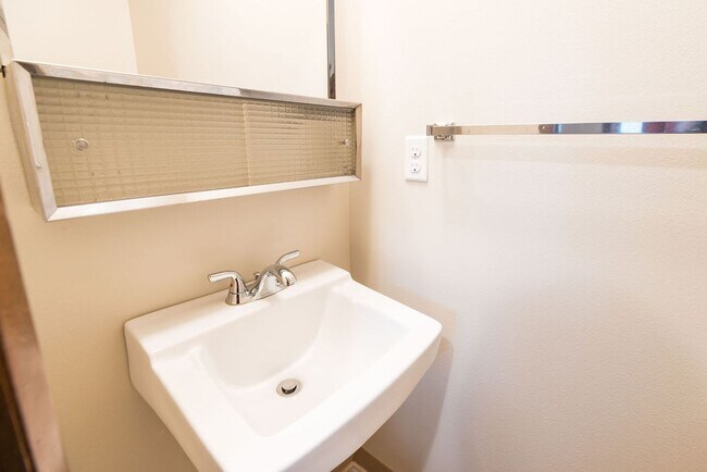 Building Photo - Immaculately maintained 3-bdr/1.5-bath ran...