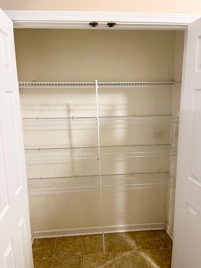 Building Photo - 3 Bed 2 Bath Ranch Style House with Fenced Backyard