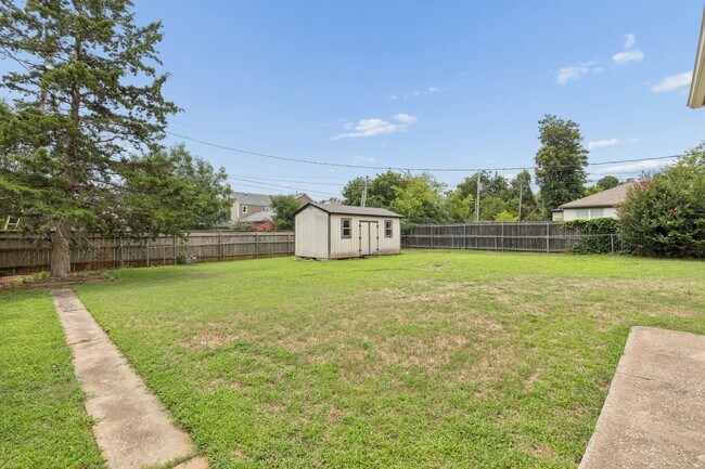 Building Photo - 1108 Larchmont Ln