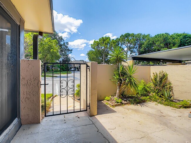 Building Photo - RARE 3 BEDROOM/ 2 BATH IN THE HIGHLY DESIR...