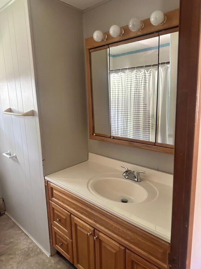 Building Photo - 3 Bed / 1.5 Bath Single-Family Home – Near Shippensburg Borough