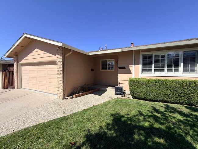 Building Photo - 1445 Sonoma Dr