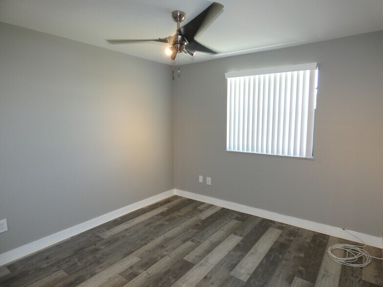 Building Photo - 14212 NE 4th Ave