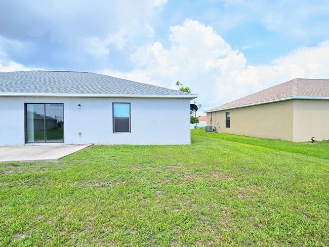 Building Photo - Like New  3 bedroom, 2bath 1 car garage