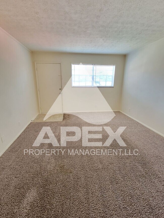 Building Photo - Spacious Ground Floor 2 Bd - 1Ba Apartment...