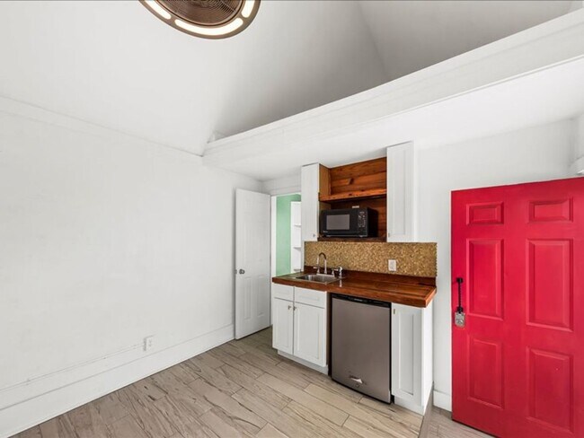 Building Photo - 2 Bedroom, 2 Bath Home with ADU Downtown Charleston!