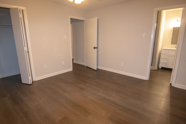 Building Photo - 5108 Twin Oaks St