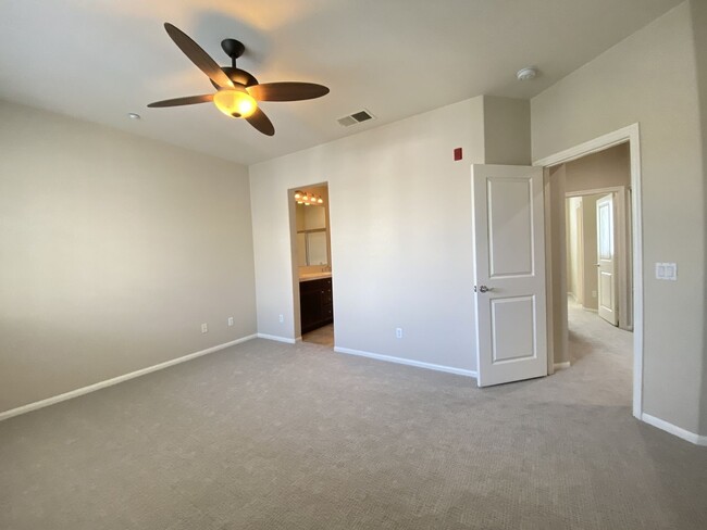 Building Photo - 2bd/2.5ba Townhouse with A/C in San Elijo ...