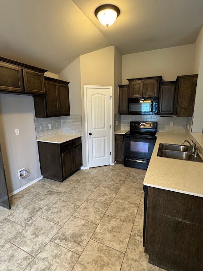 Building Photo - Spacious 3-Bedroom, 2-Bath Home for Rent i...