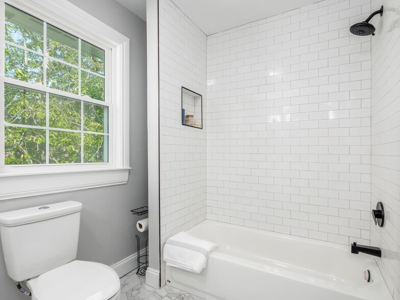 Bath/Shower - 137 S Hague Ave