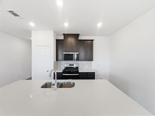 Building Photo - 663 Saxony Dr