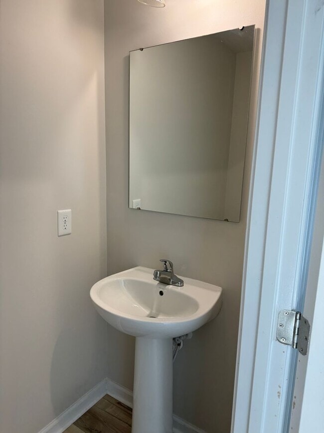 Building Photo - Price & Location!