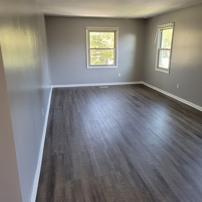 Building Photo - 991 Manor Ln