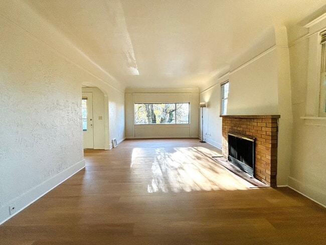 Building Photo - 2 BD / 1 BA Main level unit in 1913 Roosev...