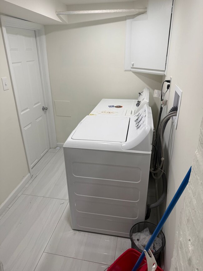 Building Photo - 1349 W 41st St