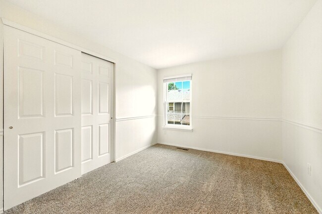 Building Photo - Gorgeous 3 Bed 2.5 Bath Townhome in Little...