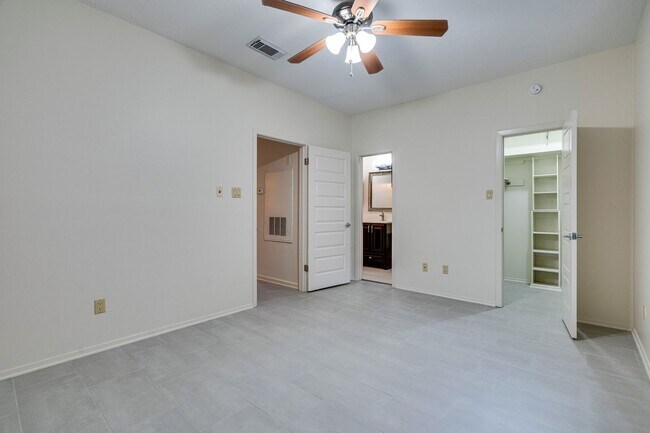 Building Photo - OVERLOOK WEST CAMPUS - LUXURIOUS - 1BD/1BA - RESERVED PARKING - W/D - WATER PAID