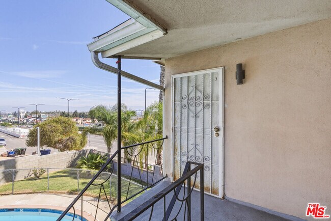 Building Photo - 5117 Crenshaw Blvd