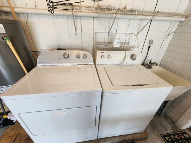 Building Photo - 2006 Hill St