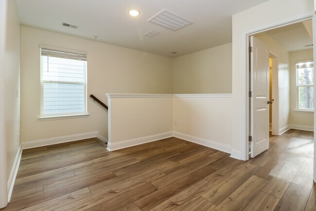 Building Photo - 3 Bedroom in Hanahan, SC