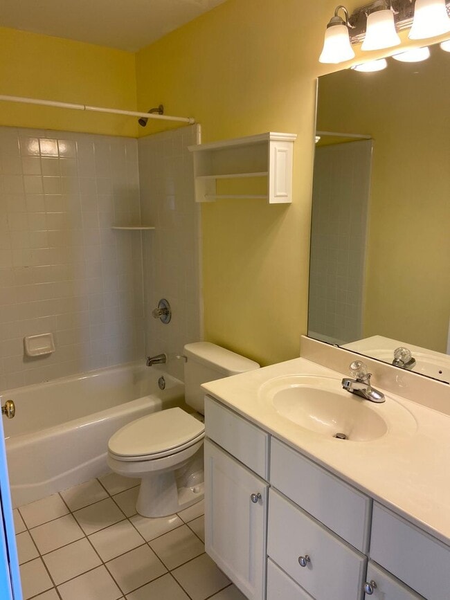 Building Photo - Gorgeous 4BR/3.5BA Townhouse in Desirable ...