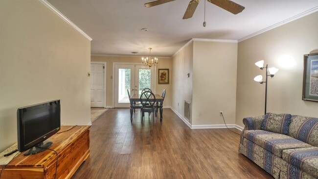 Building Photo - 521 W College St